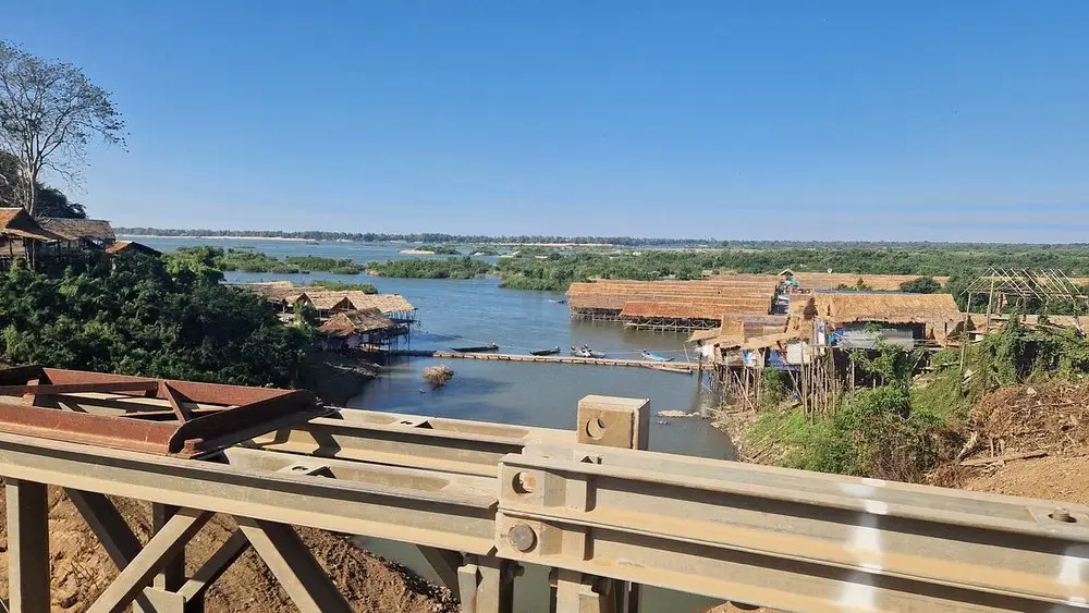 Maisons sur pilotis au bord du Mékong dans la campagne de Kratié