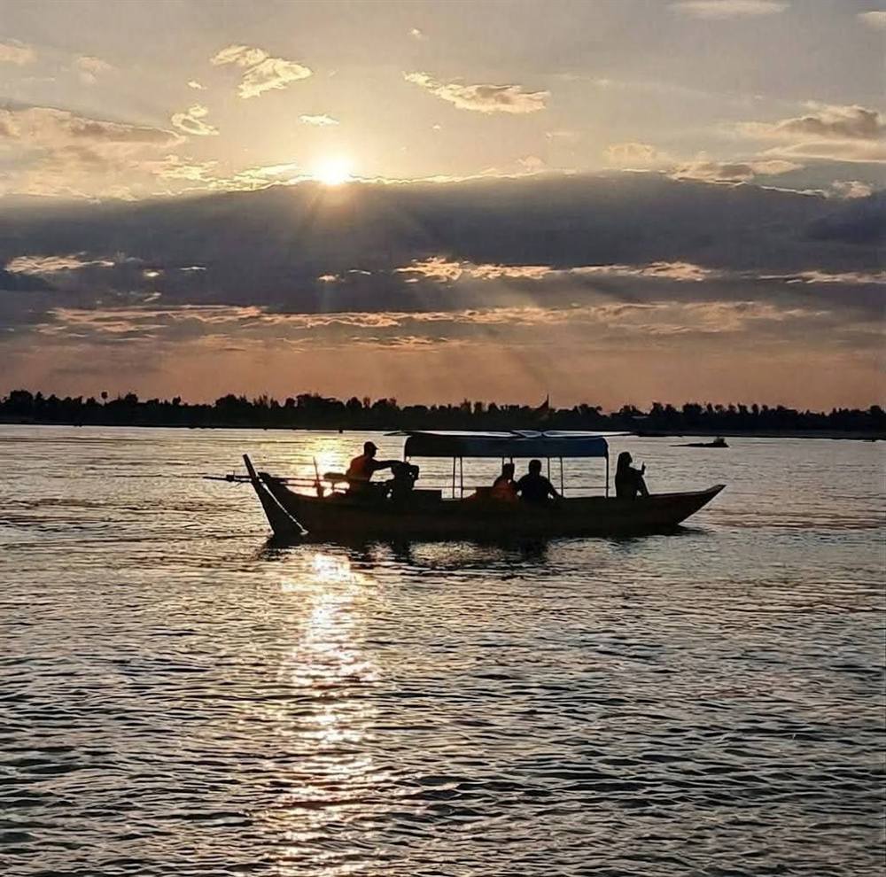 Sortie en bateau au coucher du soleil sur le Mékong près de Kratié